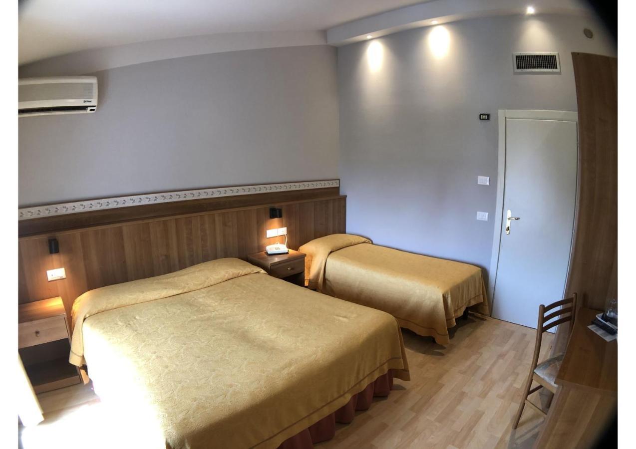 Hotel La Bussola Padenghe sul Garda Exteriör bild