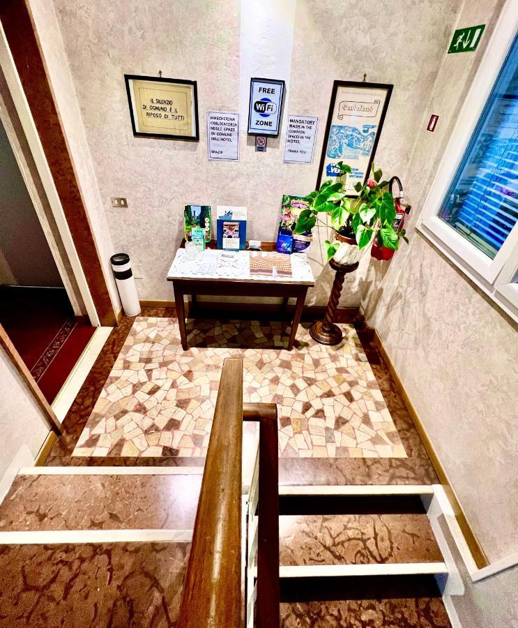 Hotel La Bussola Padenghe sul Garda Exteriör bild