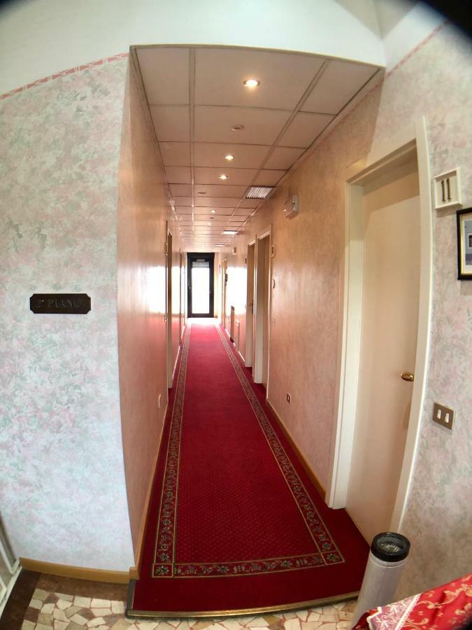 Hotel La Bussola Padenghe sul Garda Exteriör bild